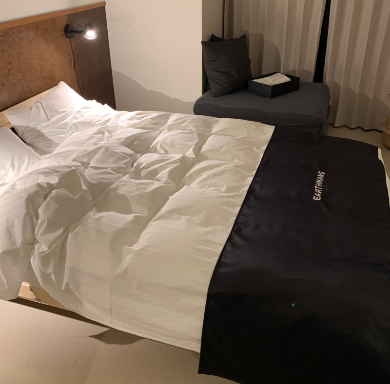 EARTHMANS OSAKA-JOのSUITE10のベッド
