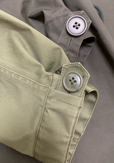 ユニクロの新旧ブロックテックモッズコートの袖口を比較。2017年秋冬ものはボタンが大きい（画面上部）