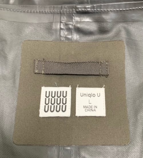 UNIQLO Uとして発売された2017年秋冬もののブロックテックモッズコートの襟裏ロゴ。