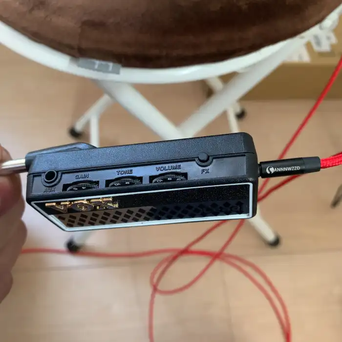 VOXヘッドホンアンプのダイヤル画像。GAIN TONE VOLUMEノブが付いている。3.5mmケーブルをヘッドホン端子に接続すれば、Bluetoothスピーカーをギターアンプとして使えるのです。