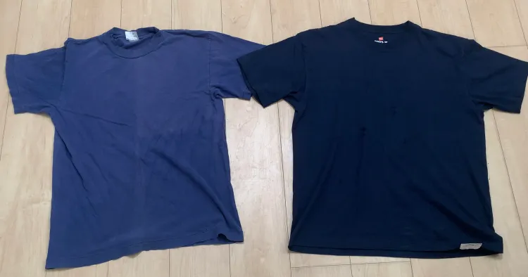 もはやビンテージと言っていい24年前に販売されていたヘインズビーフィーTシャツ（左側）と現行ビーフィーTシャツの比較画像。年を経て左側ビンテージは色落ちしているのがわかる。